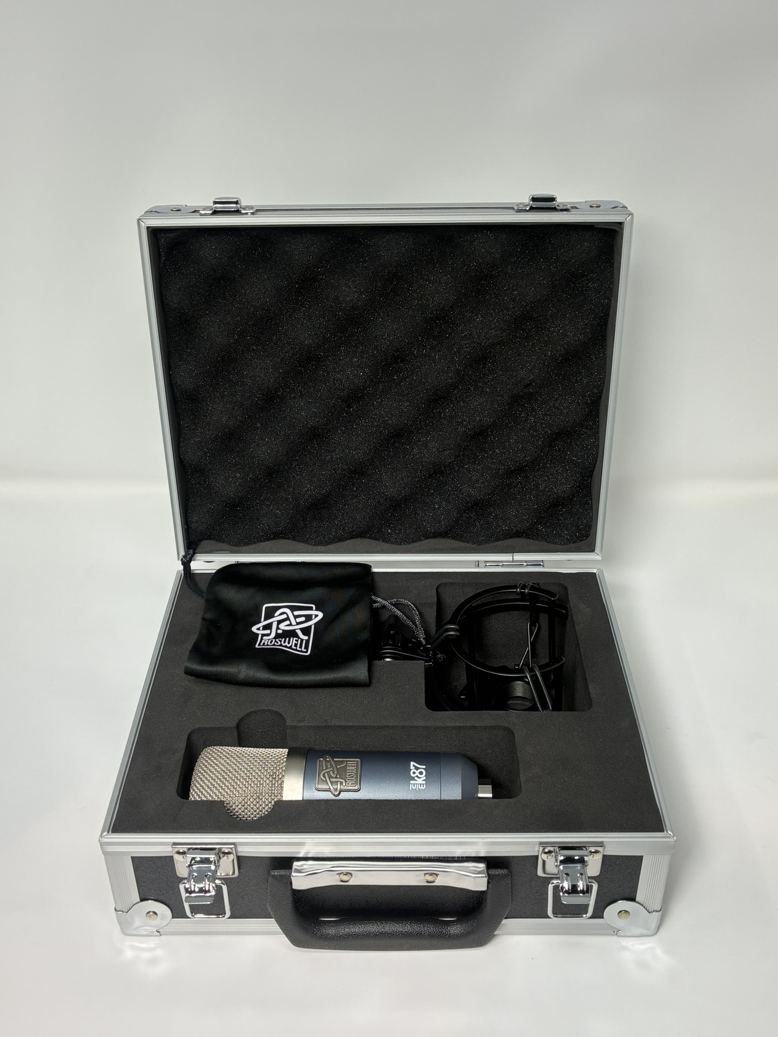 専用ショックマウントとケースが付属